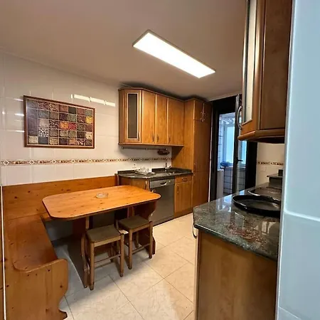 Sunny Apartment, Near Coast. 아파트 레이오나