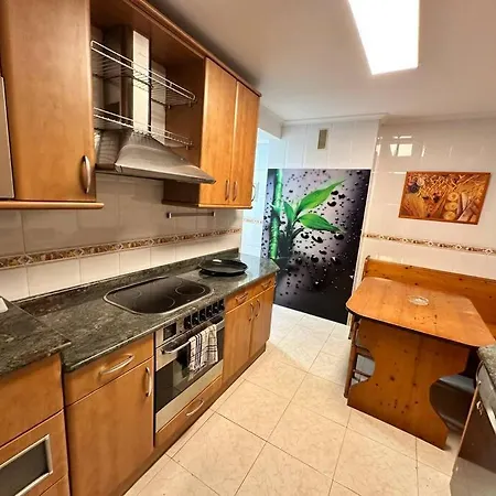 Sunny Apartment, Near Coast. 아파트 레이오나